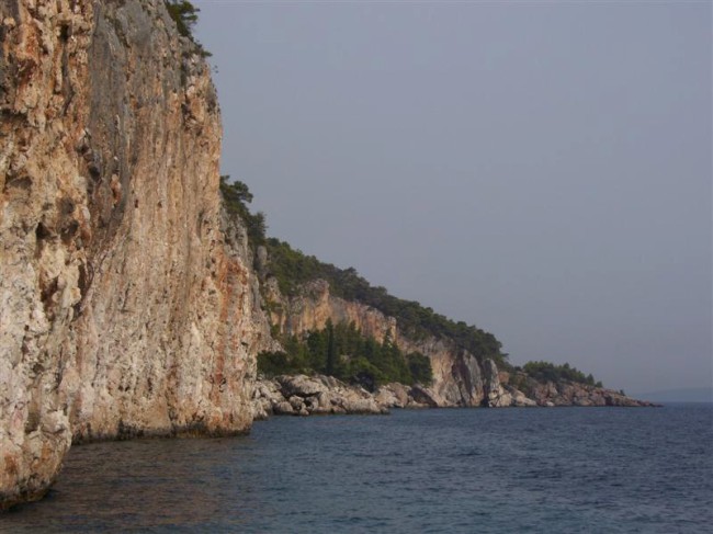 Deep water soloing (DWS), Chorvatsko, Hvar, Cliffbase