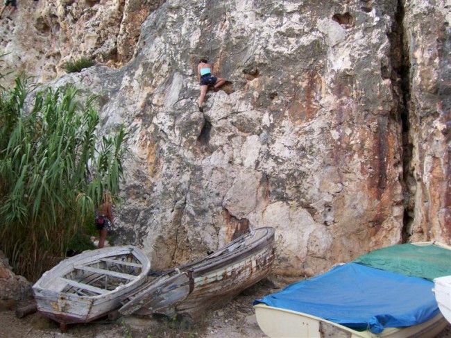 Lezení na skalách v Cliffbase, ostrov Hvar, Chorvatsko