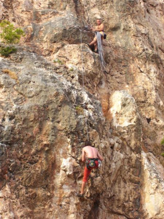 Lezení na skalách v Cliffbase, ostrov Hvar, Chorvatsko