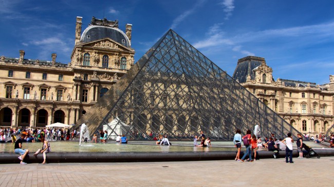 Muzeum Louvre, Tuilerijské zahrady, Paříž, Francie
