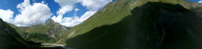 Přejezd sedla Cormet de Roselend, přehrada Lac de Roselend, Route des Grandes Alpes, Francie