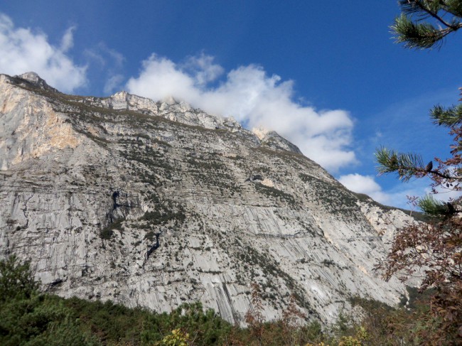 Lezení v lezecké oblasti Parete zebrata, settore sportivo, Monte Brento, Arco, Lago di Garda, Itálie