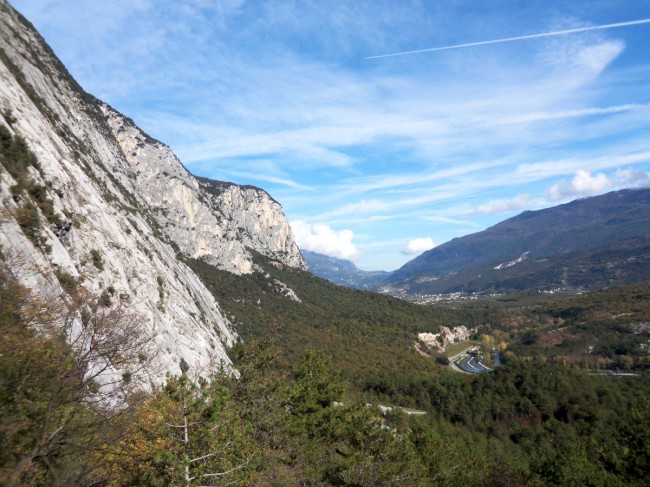 Lezení v lezecké oblasti Parete zebrata, settore sportivo, Monte Brento, Arco, Lago di Garda, Itálie