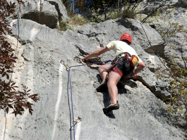 Lezení ve sportovní lezecké oblasti Crosano, Rovereto, Arco, Lago di Garda, Itálie