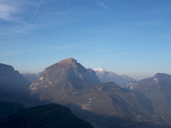 Sestup z vrcholu Cima SAT (1270m), zajištěná cesta via ferrata Via dell Amicizia, Riva del Garda, Arco, Lago di Garda, Itálie