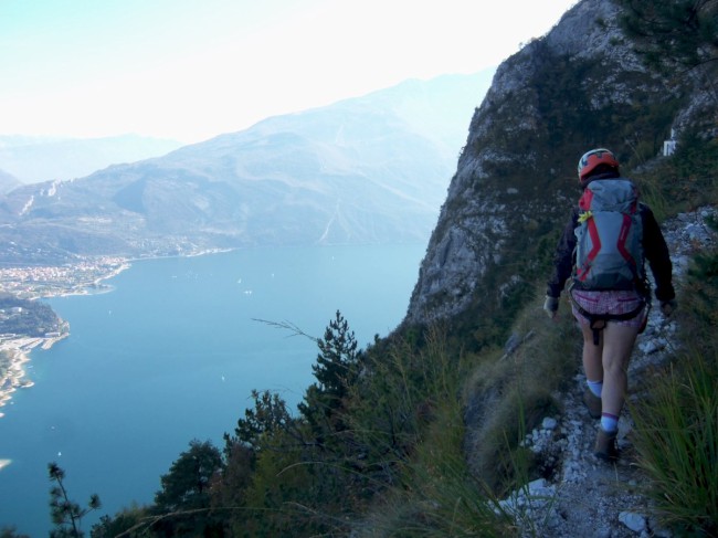 Výstup zajištěnou cestou na vrchol Cima SAT (1270m), via ferrata Via dell Amicizia, Arco, Lago di Garda, Itálie