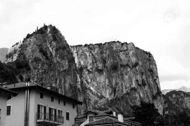 Město Arco, náměstí, kostel, kašna, Italie, Trentino, Jižní Tyrolsko