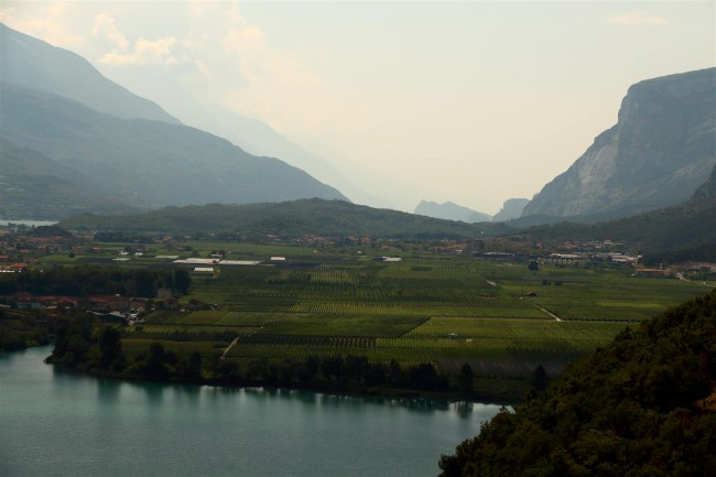Lezení v lezecké oblasti La Gola, Sarche, Lago di Toblino, Italie, Trentino, Jižní Tyrolsko