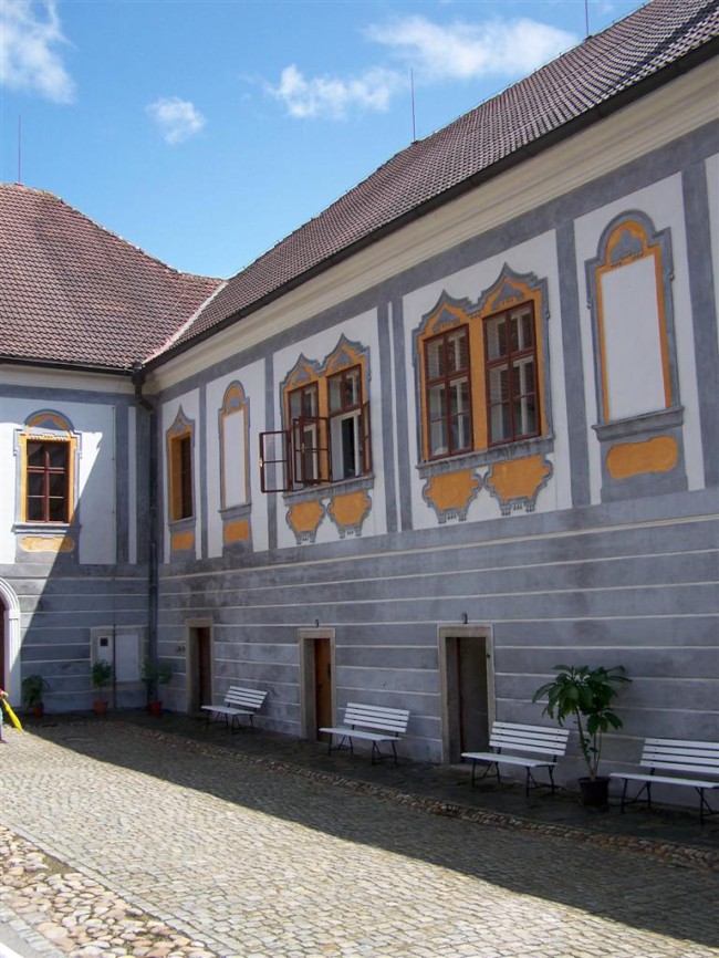 Středověký klášter a vesnice Zlatá Koruna (Svatá koruna) na řece Vltavě, Jižní Čechy