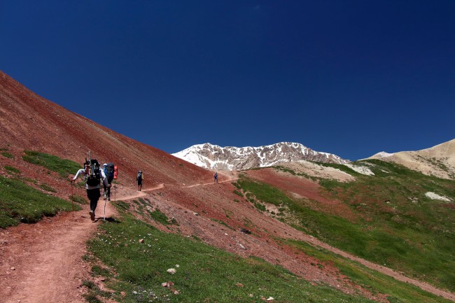 Sestup přes Sedlo poutníků do základního tábora Achik-Tash, Kyrgyzstán