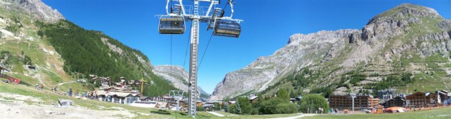 Město Val d'Isére, lyžařské středisko, Route des Grandes Alpes, Francie