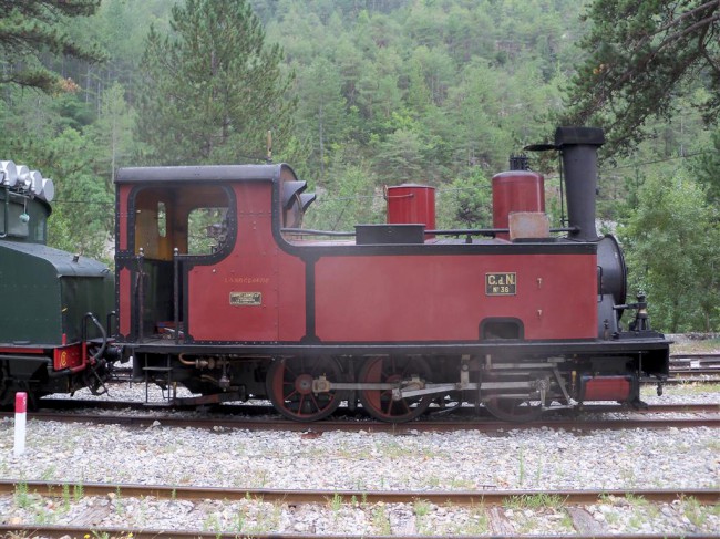 Nádraží a vlaky ve městě Maison de Pays, Route des Grandes Alpes, Francie