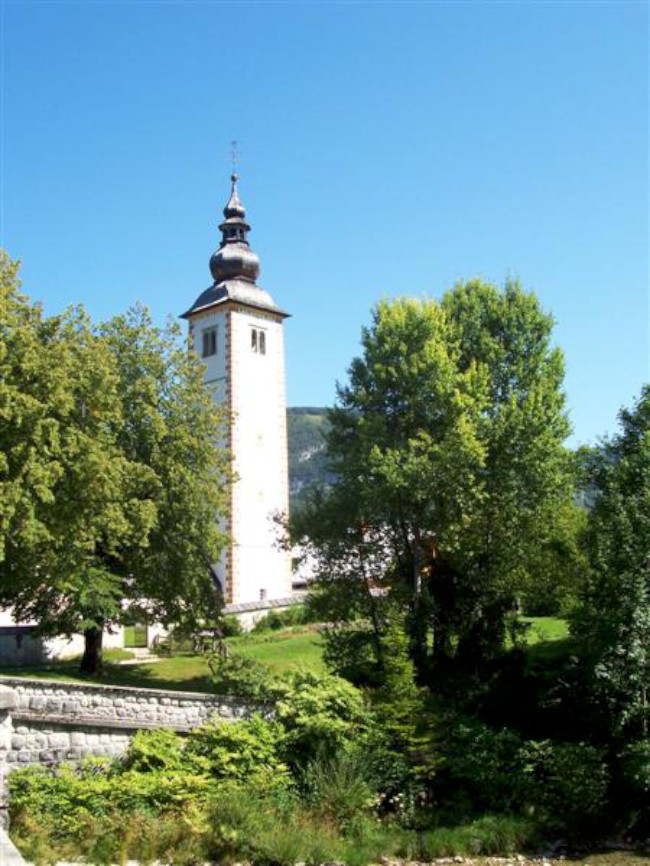 Julské alpy, Bohinjske jezero, Ribčev laz, kostel sv. Jana křtitele, Slovinsko