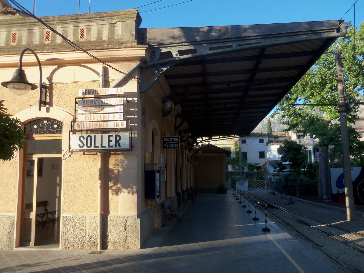 Nádraží Ferrocarril de Sóller, tramvajová trať, pohoří Serra de Tramuntana, Mallorca, Baleárské ostrovy, Španělsko