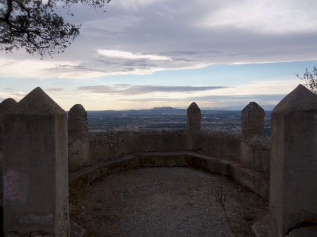 Vyhlídka Santuari de Sant Salvador a klášter, hrad Castell de Santueri, Mallorca, Baleárské ostrovy, Španělsko