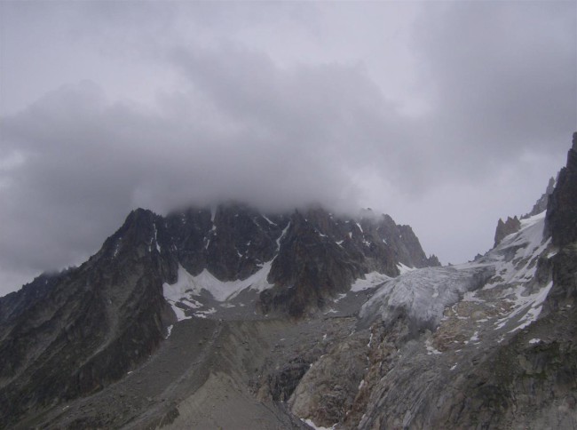 Sestup z vrcholu Aiguille d Argentiere (3901m) přes ledovec Argentiere , Masiv Mont Blanc, Alpy, Švýcarsko, Francie