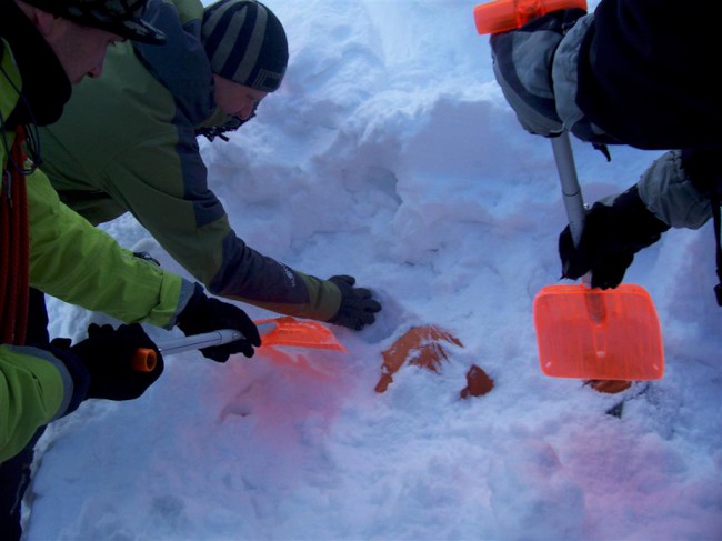 Měření sněhového profilu, vyproštění z laviny, Vysoké Tatry, kurz horského průvodce