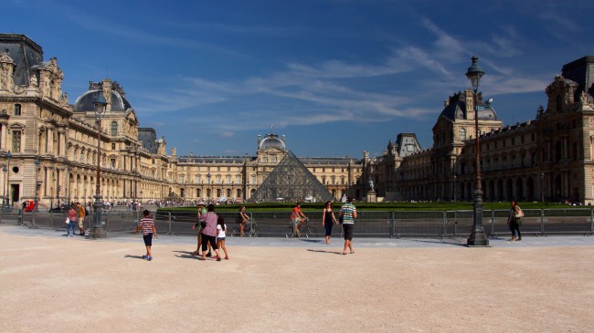 Muzeum Louvre, Tuilerijské zahrady, Paříž, Francie