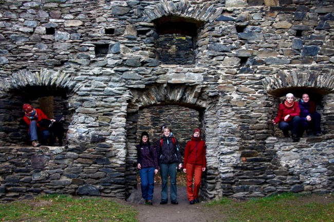 Opékání buřtů na zřícenině hradu Buben, přehrada Hracholusky