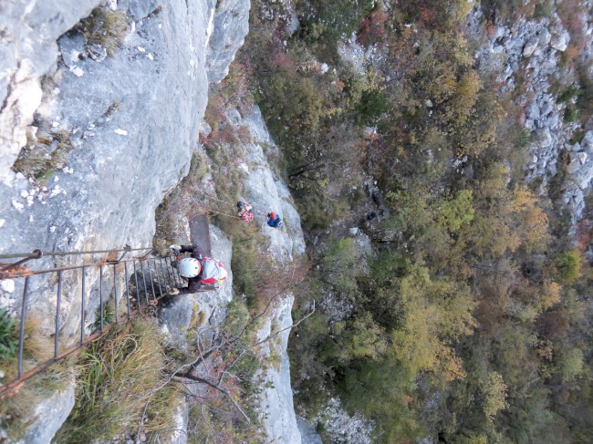 Výstup zajištěnou cestou na vrchol Cima SAT (1270m), via ferrata Via dell Amicizia, Arco, Lago di Garda, Itálie