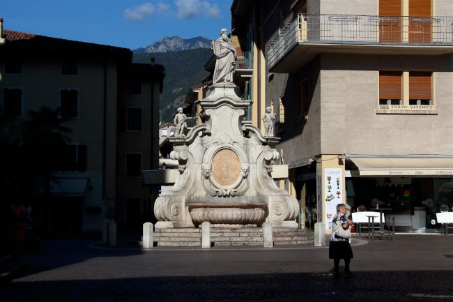 Město Arco, náměstí, kostel, kašna, Italie, Trentino, Jižní Tyrolsko