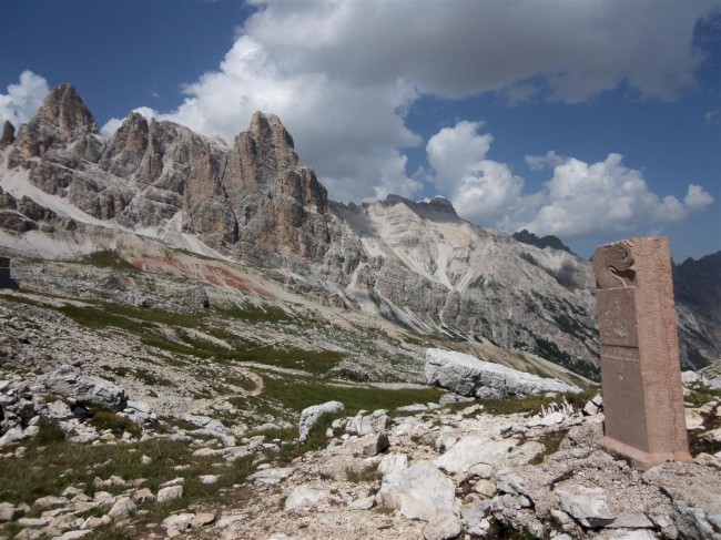 Track okolo vrcholu Tofana di Rozes přes Passo Falzarego (2106 m), Cortina d'Ampezzo, Severní Itálie, Dolomity, Alpy