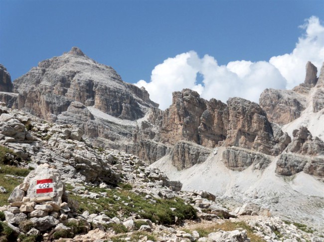 Track okolo vrcholu Tofana di Rozes přes Passo Falzarego (2106 m), Cortina d'Ampezzo, Severní Itálie, Dolomity, Alpy