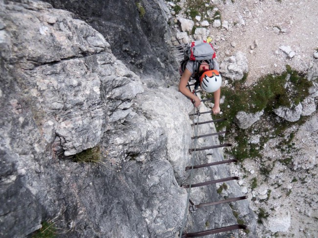 Track okolo vrcholu Tofana di Rozes via ferrata Scala del Minighel k chatě Rif. C. Giusani, Cortina d'Ampezzo, Severní Itálie, Dolomity, Alpy