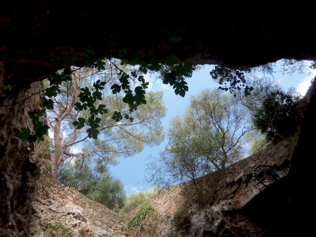 Jeskyně s kapličkou Cova de Sant Marti, Alcúdia, Mallorca, Baleárské ostrovy, Španělsko