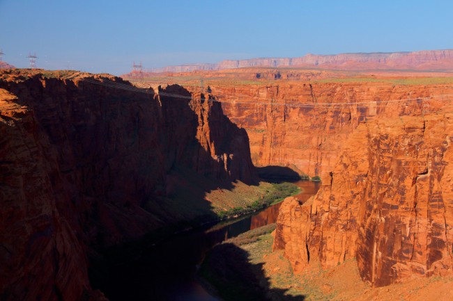 Vyhlídka na přehradu Glen Canyon na řece Colorado, Arizona, USA