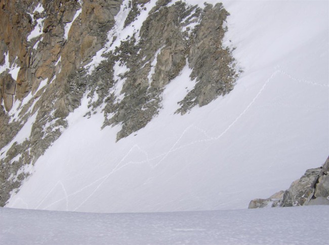 Sestup z vrcholu Aiguille d Argentiere (3901m) přes ledovec Argentiere , Masiv Mont Blanc, Alpy, Švýcarsko, Francie