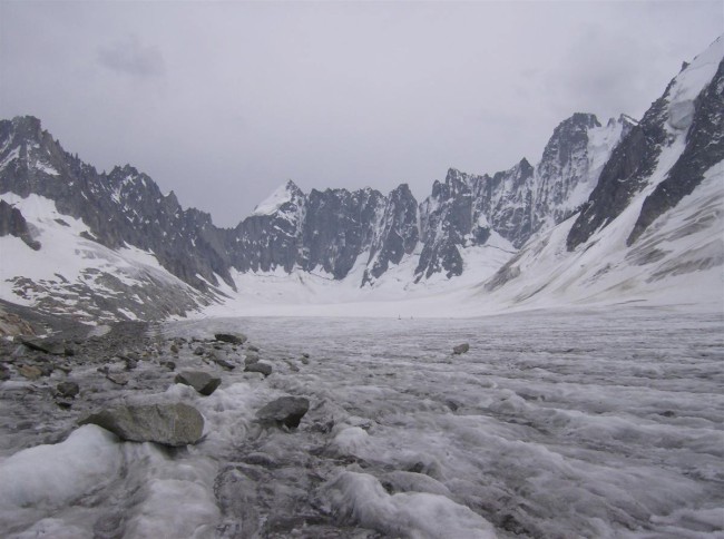 Sestup z vrcholu Aiguille d Argentiere (3901m) přes ledovec Argentiere , Masiv Mont Blanc, Alpy, Švýcarsko, Francie